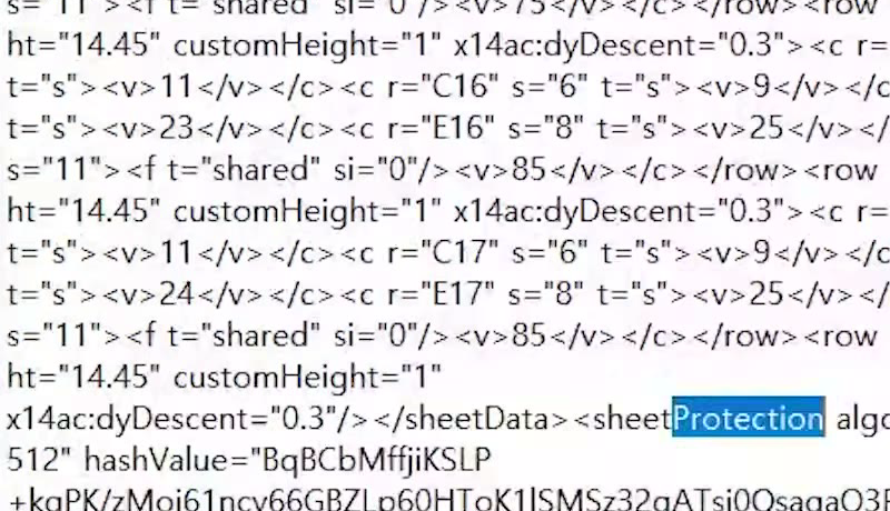 메모장에서 sheetProtection 단어가 파랗게 선택되고 뒤로 hashValue와 saltValue가 이어진 화면